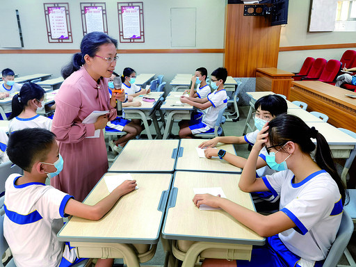 心理健康老师与学生互动。 西江日报通讯员供图