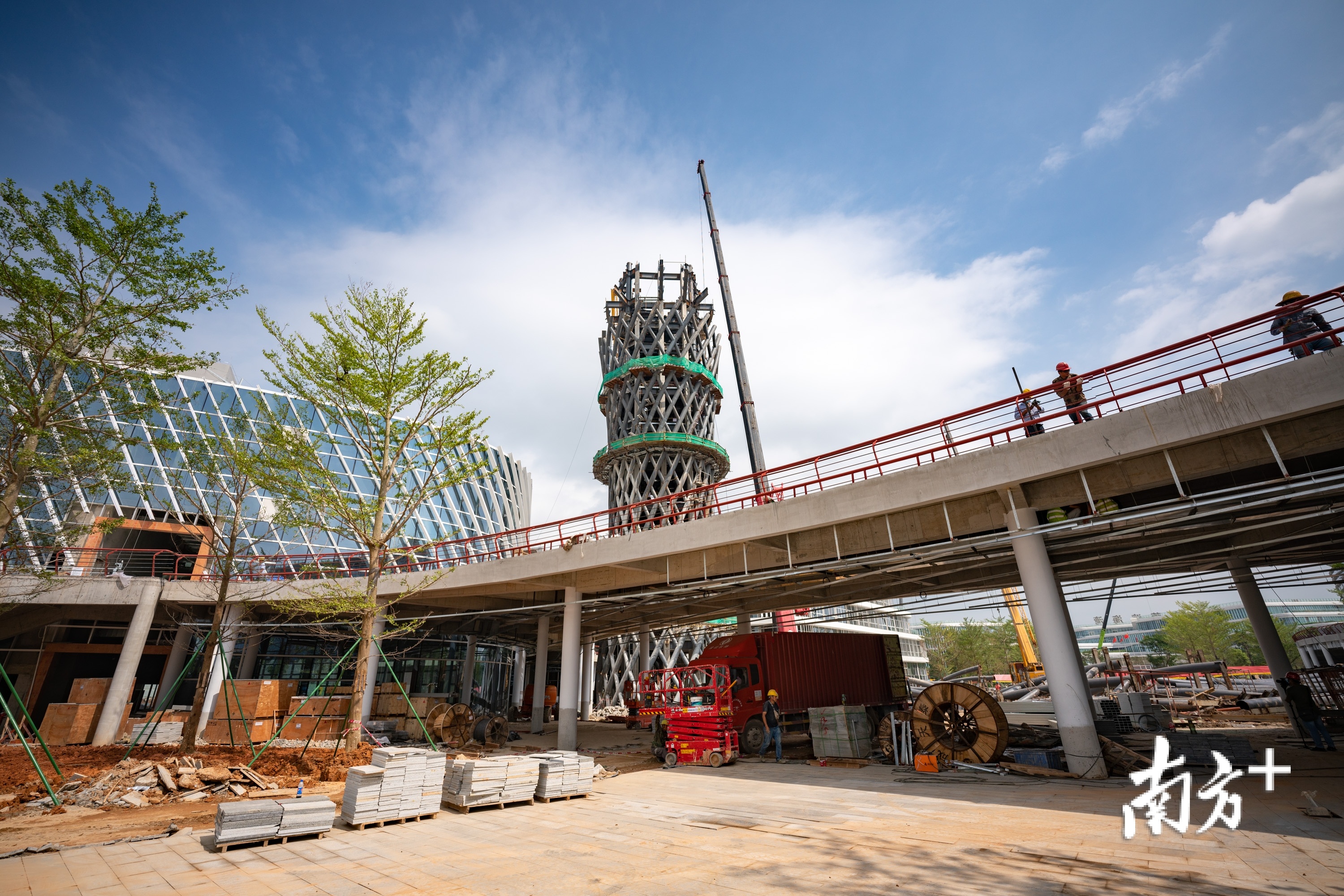 湾区1号观光塔主体已完工，启用后可登塔欣赏新区及珠江口远景。