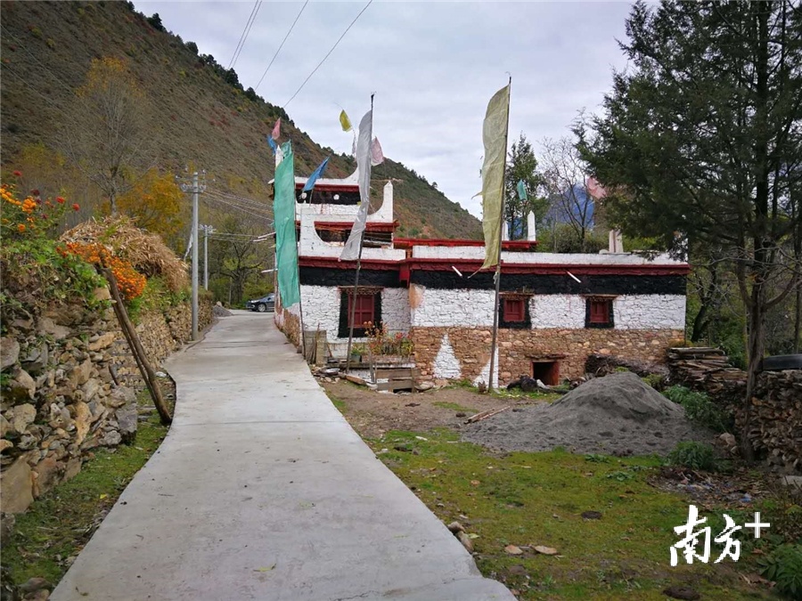在惠州援建资金的支持下，妖枯村村容村貌变化明显。图为妖枯村的藏房和入户路。