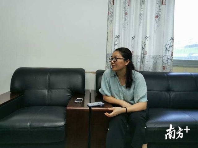 刘喜接受记者采访。