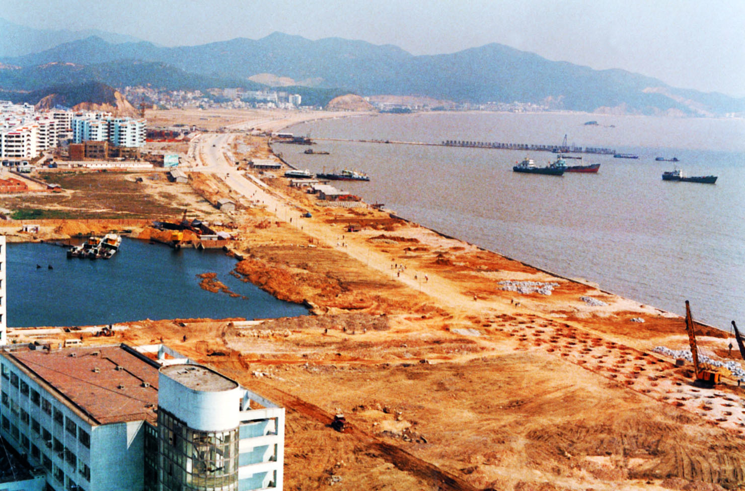 1991年,正在建设中的珠海香洲湾情侣中路