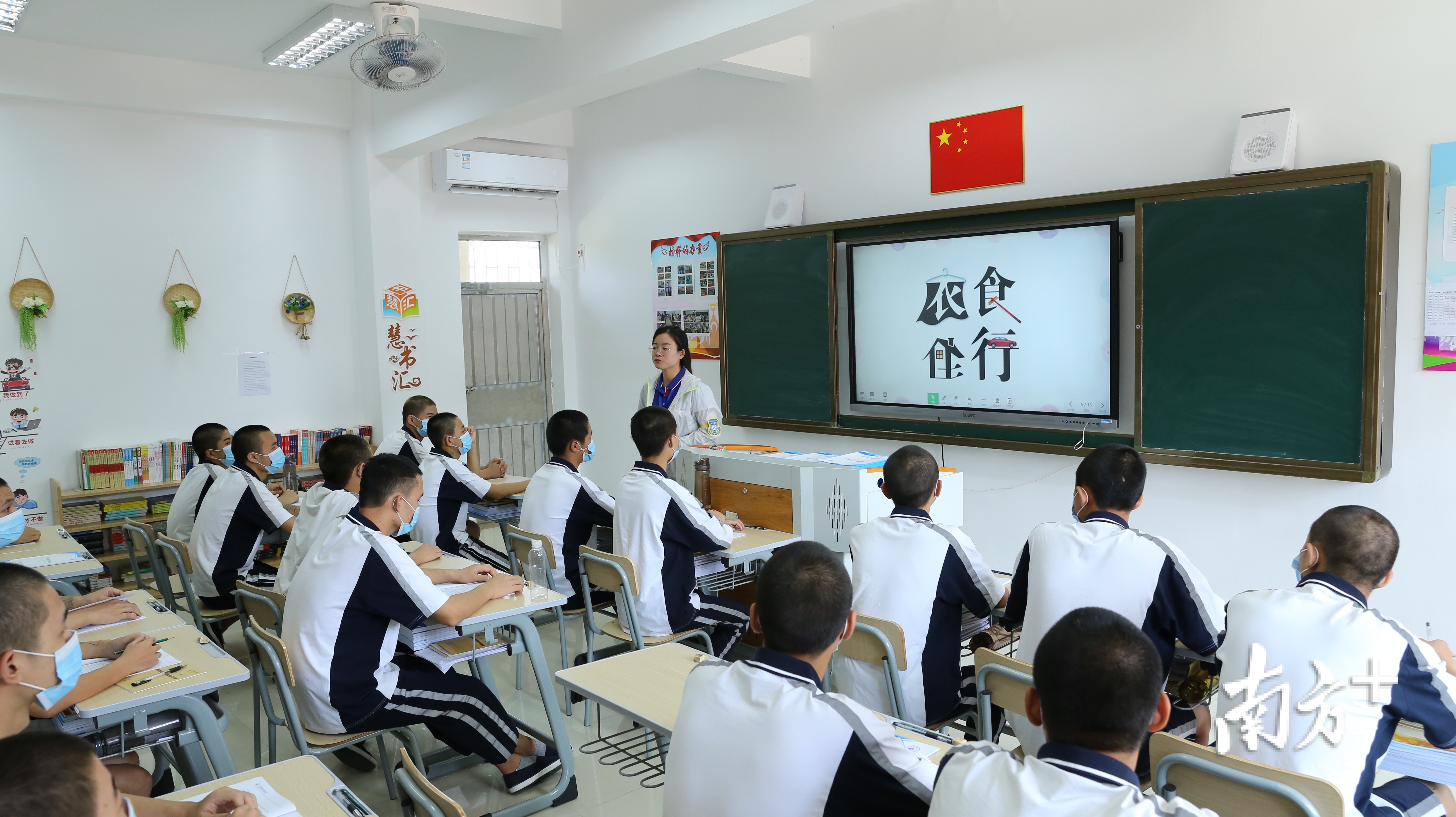 图为学生正在上课.摄影 李玲