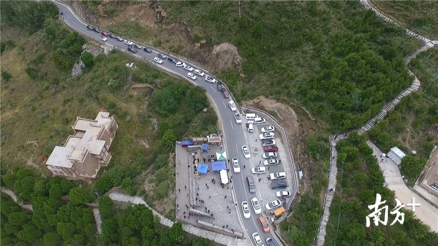 惠州对口援建的甲居旅游提质项目，22公里的景区道路改扩建工程已经竣工。图为甲居藏寨景区3号观景平台周边道路。