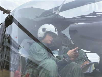 为庆祝广州解放71周年，广州市公安局警务航空支队的警用直升机巡飞广州市新旧中轴线。 邱伟荣 摄