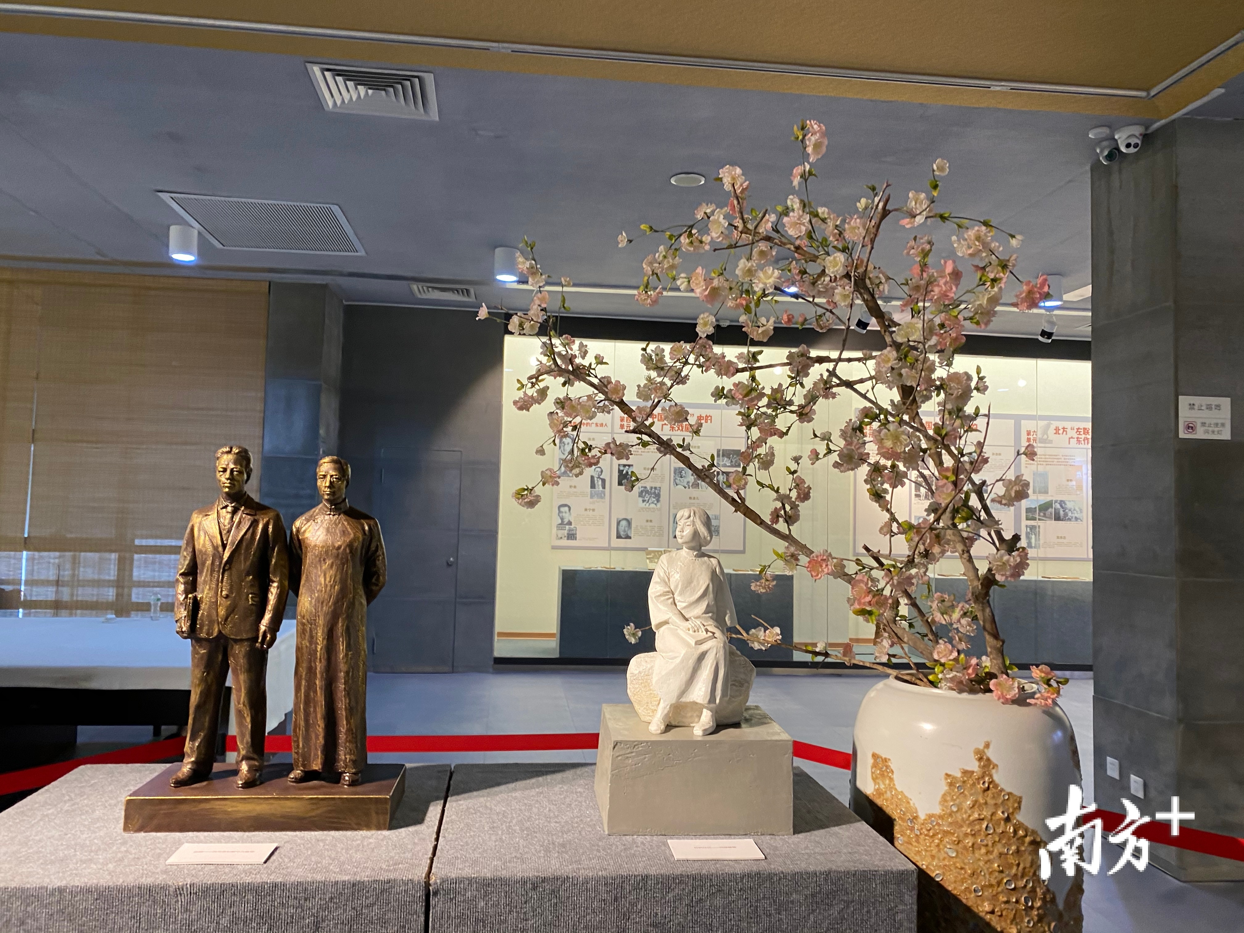 洪灵菲、戴万平与冯铿的塑像 洪灵菲、戴万平与冯铿的塑像