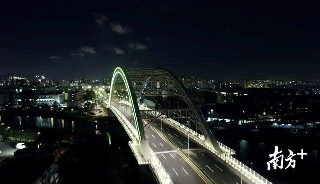 沙井河特大桥好似城市夜空中的彩虹