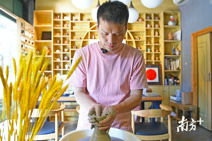 徐华章在工作室制作陶艺器皿。南方日报记者 戴嘉信 摄 徐华章在工作室制作陶艺器皿。南方日报记者 戴嘉信 摄