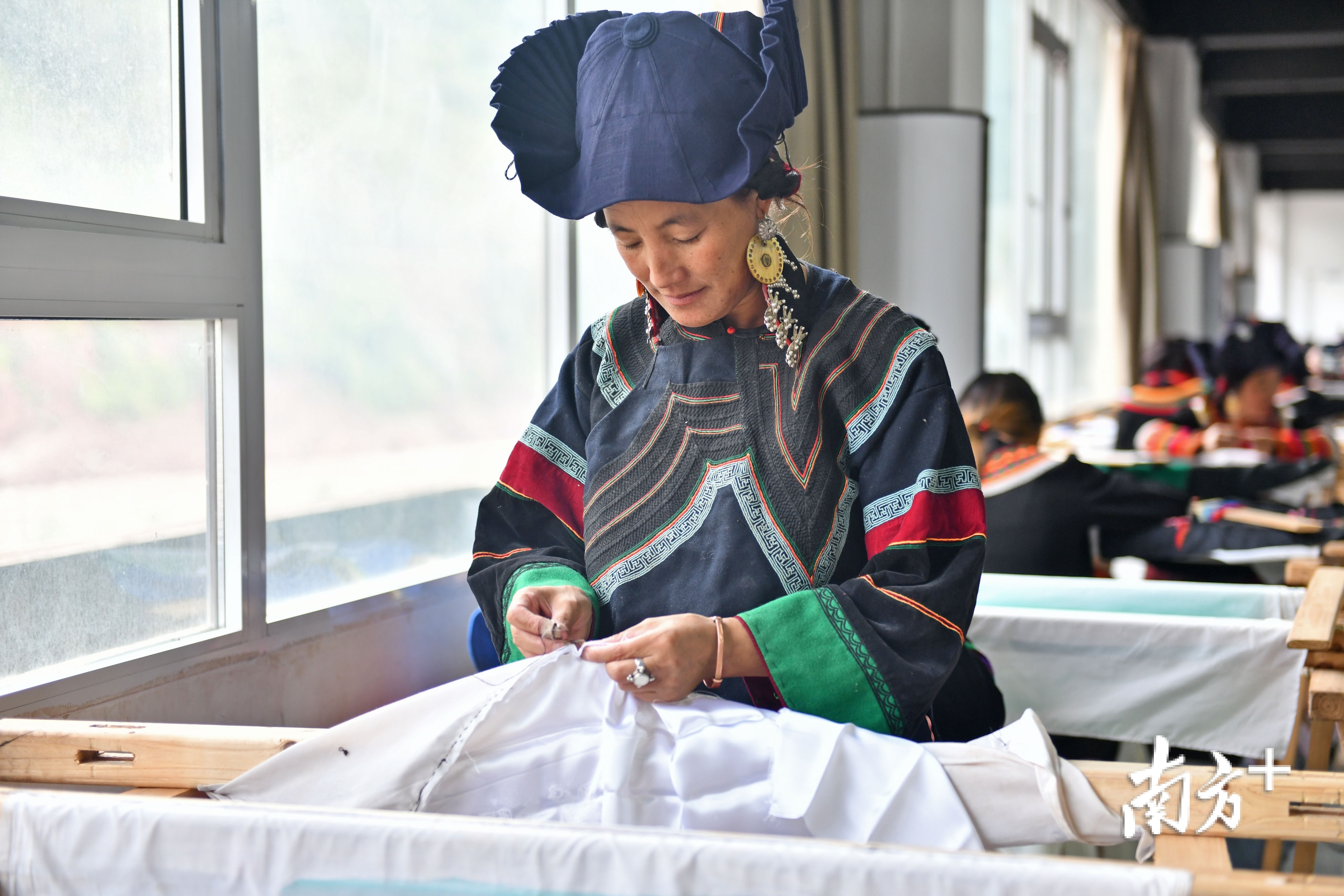 美姑县牛牛坝乡刺绣工作坊，彝族绣娘通过刺绣手艺实现脱贫。