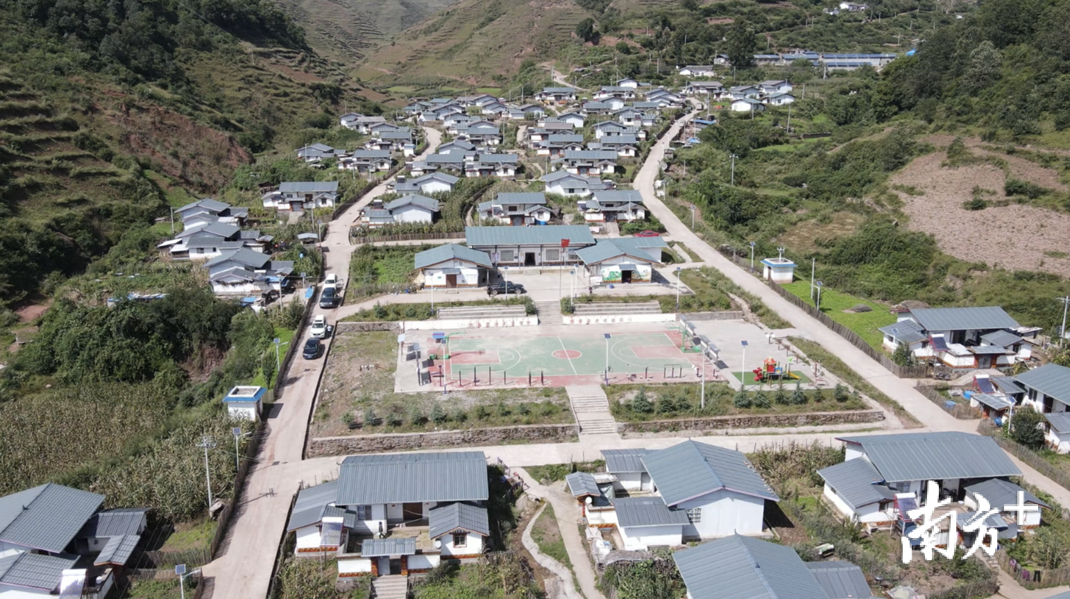 在普格县特尔果乡古木洛村集中点,崭新的住房在山间蜿蜒。 在普格县特尔果乡古木洛村集中点,崭新的住房在山间蜿蜒。