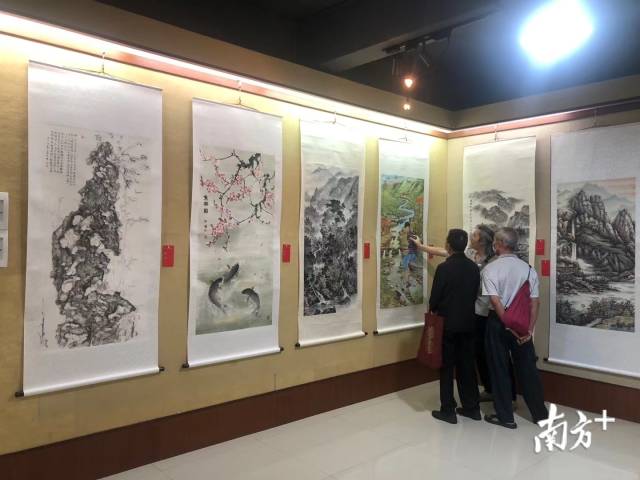 展览展出国画作品60多件。
