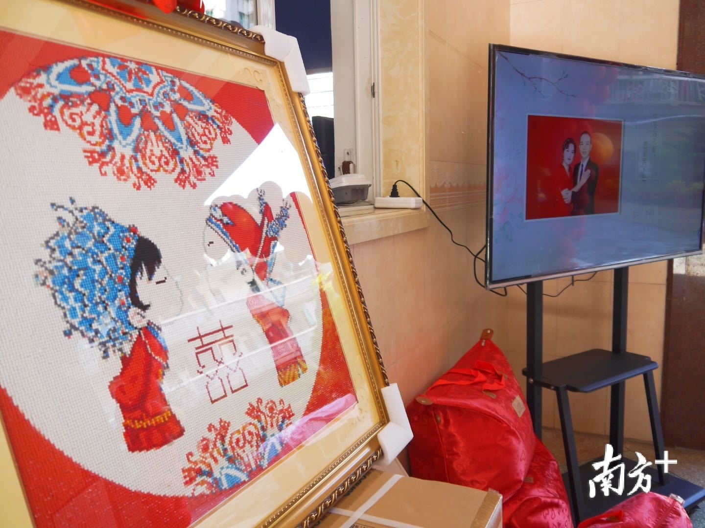 潮州市儿童福利院的孩子们为李露南制作的钻石画。 受访者供图 潮州市儿童福利院的孩子们为李露南制作的钻石画。 受访者供图