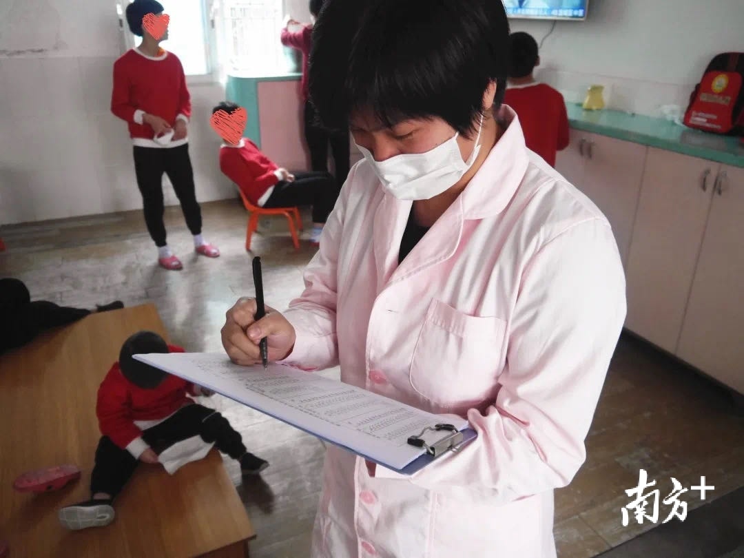 李露南在潮州市儿童福利院负责护理工作。 受访者供图 李露南在潮州市儿童福利院负责护理工作。 受访者供图