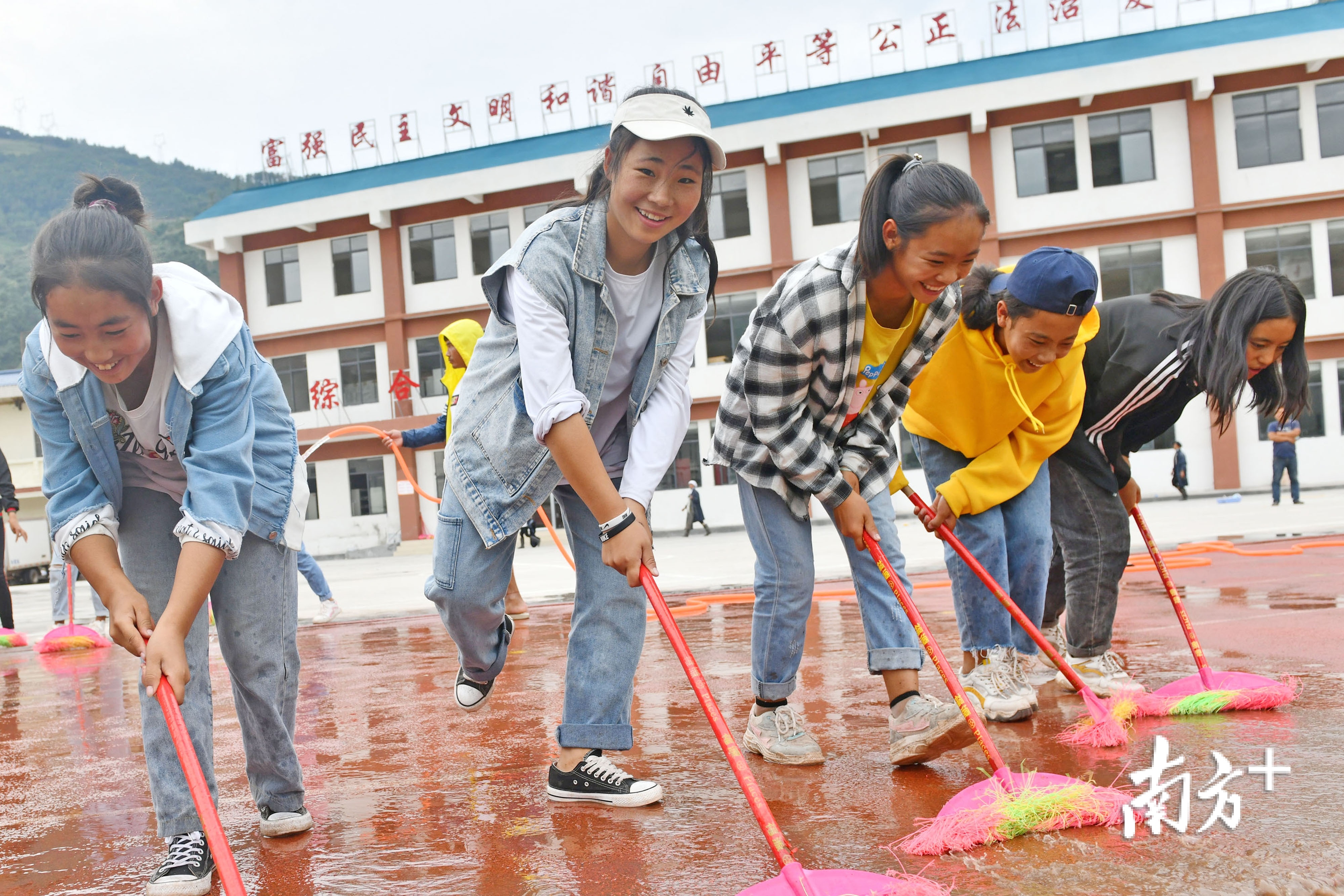 美姑大桥初级中学，学生们打扫卫生，迎接新学期。