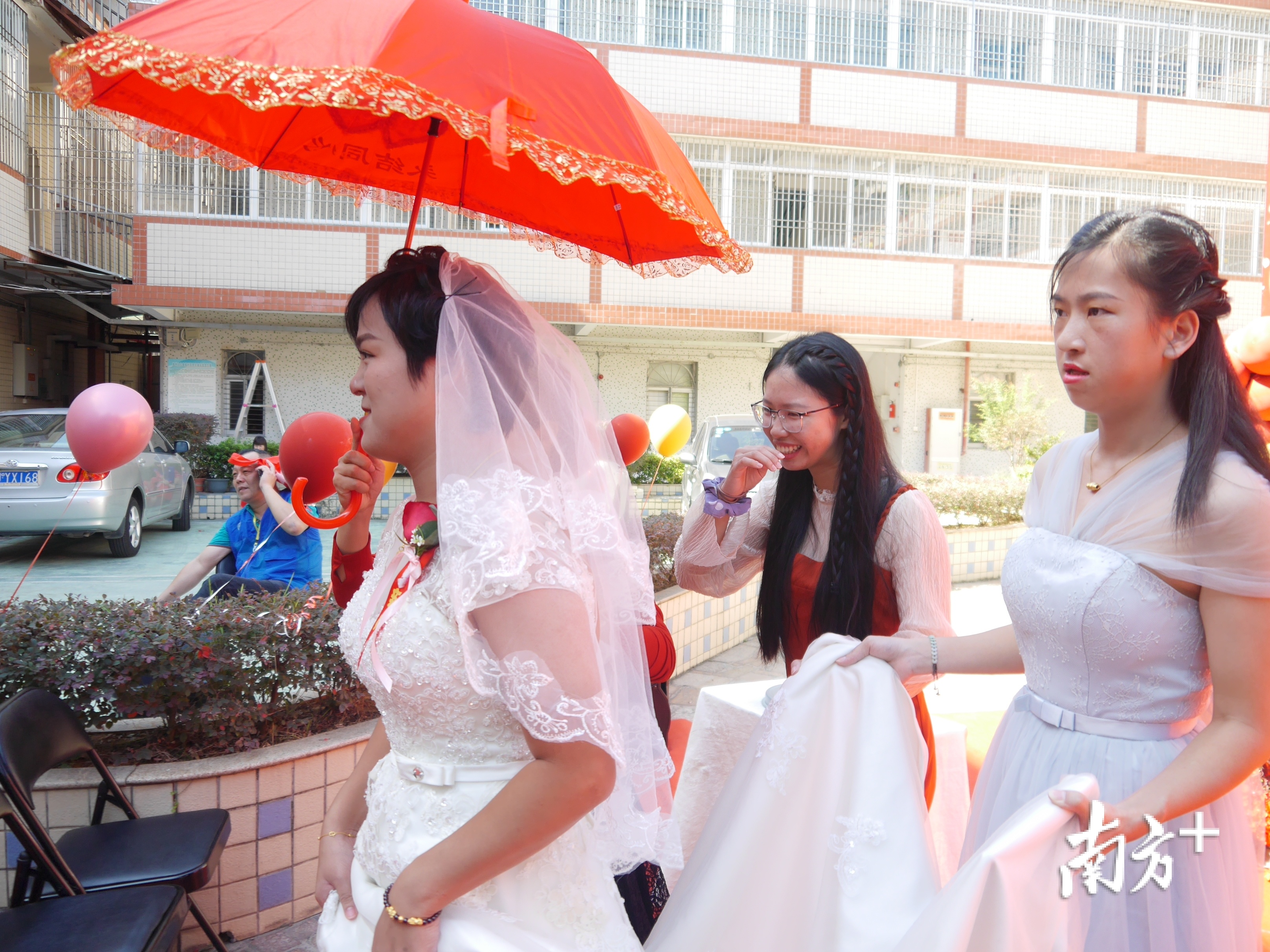 送亲时,李露新为李露南提起婚纱裙角。受访者供图 送亲时,李露新为李露南提起婚纱裙角。受访者供图