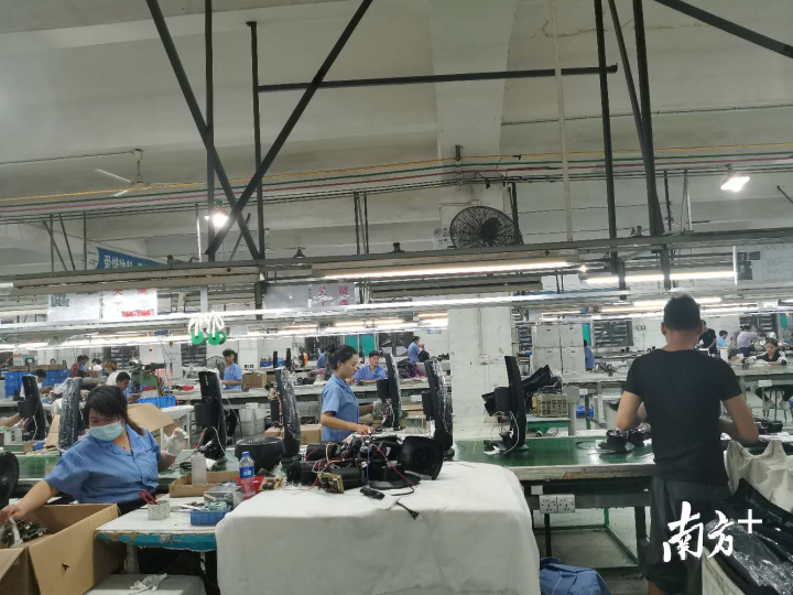 凉山务工人员在顺德天品电器流水线上工作。熊程 摄 凉山务工人员在顺德天品电器流水线上工作。熊程 摄