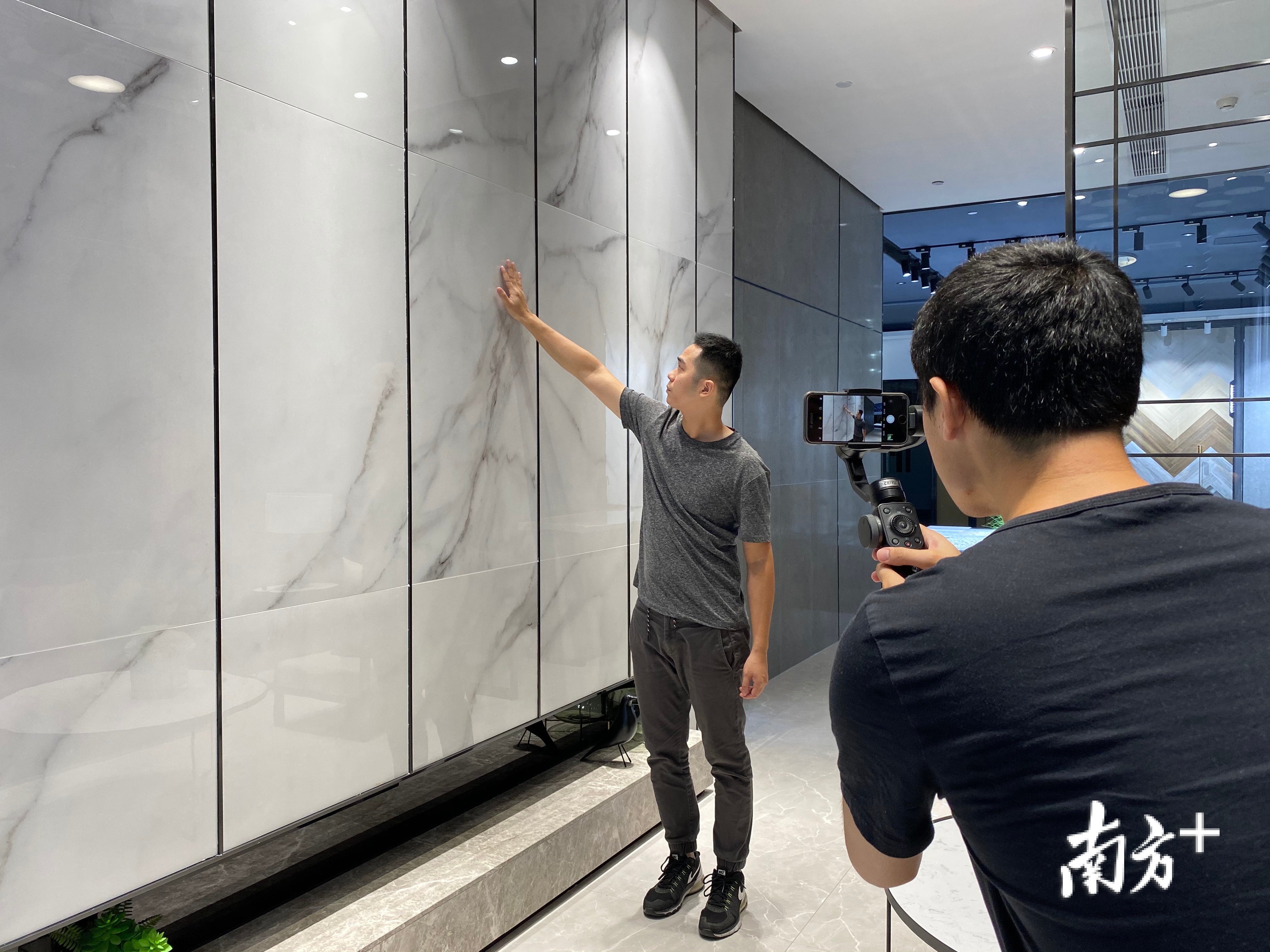 宏宇集团工作人员正在为广交会拍摄推介视频。受访者供图 宏宇集团工作人员正在为广交会拍摄推介视频。受访者供图