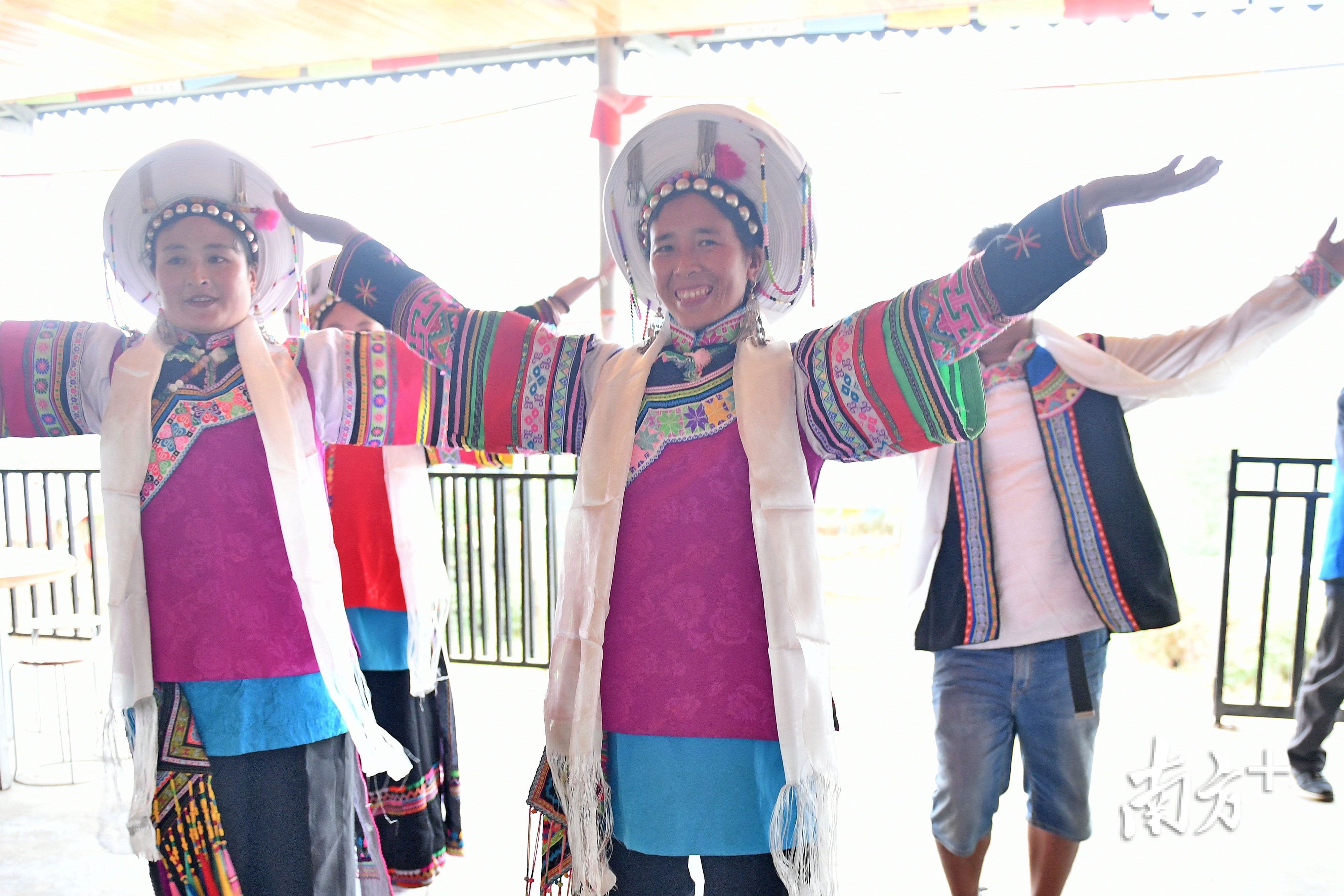 生活在甘洛县清水村的尔苏藏族人民能歌善舞，十分好客。