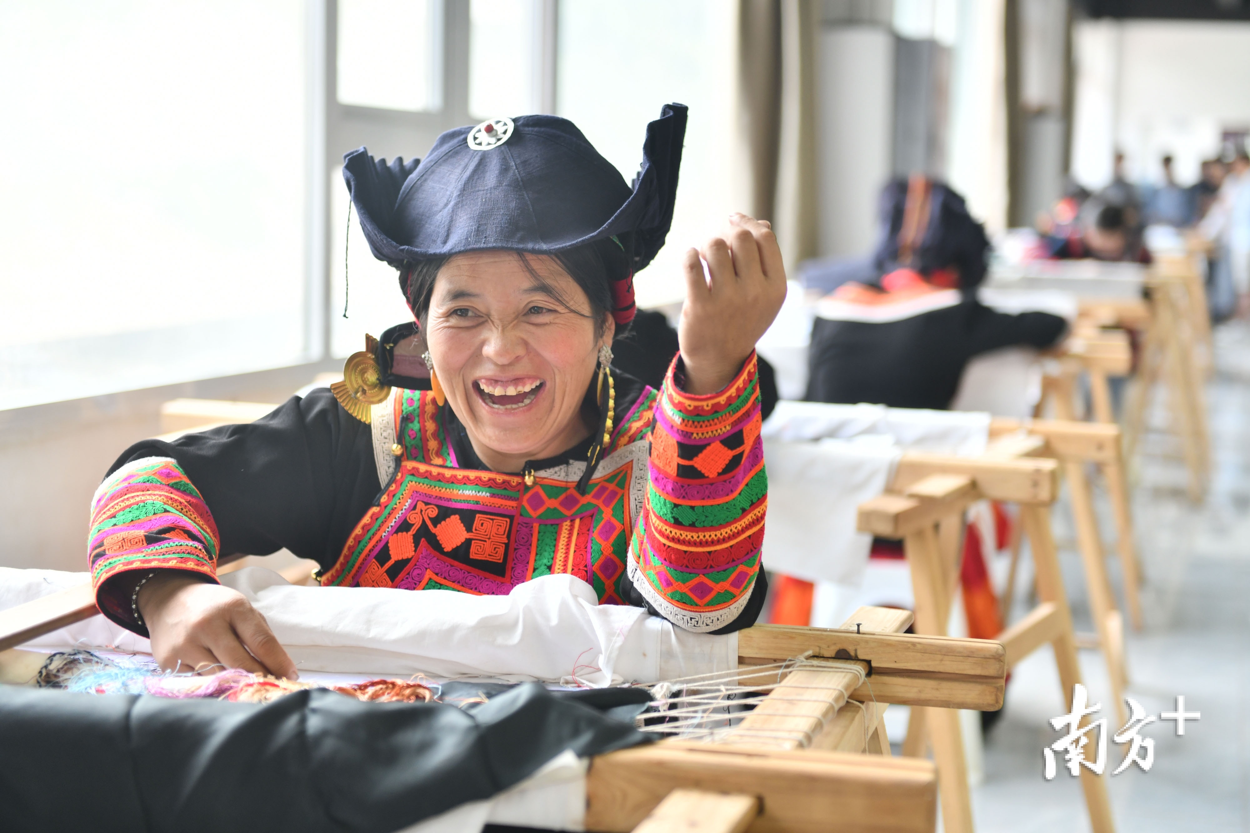 美姑县牛牛坝乡刺绣工作坊，彝族绣娘通过刺绣手艺实现脱贫。