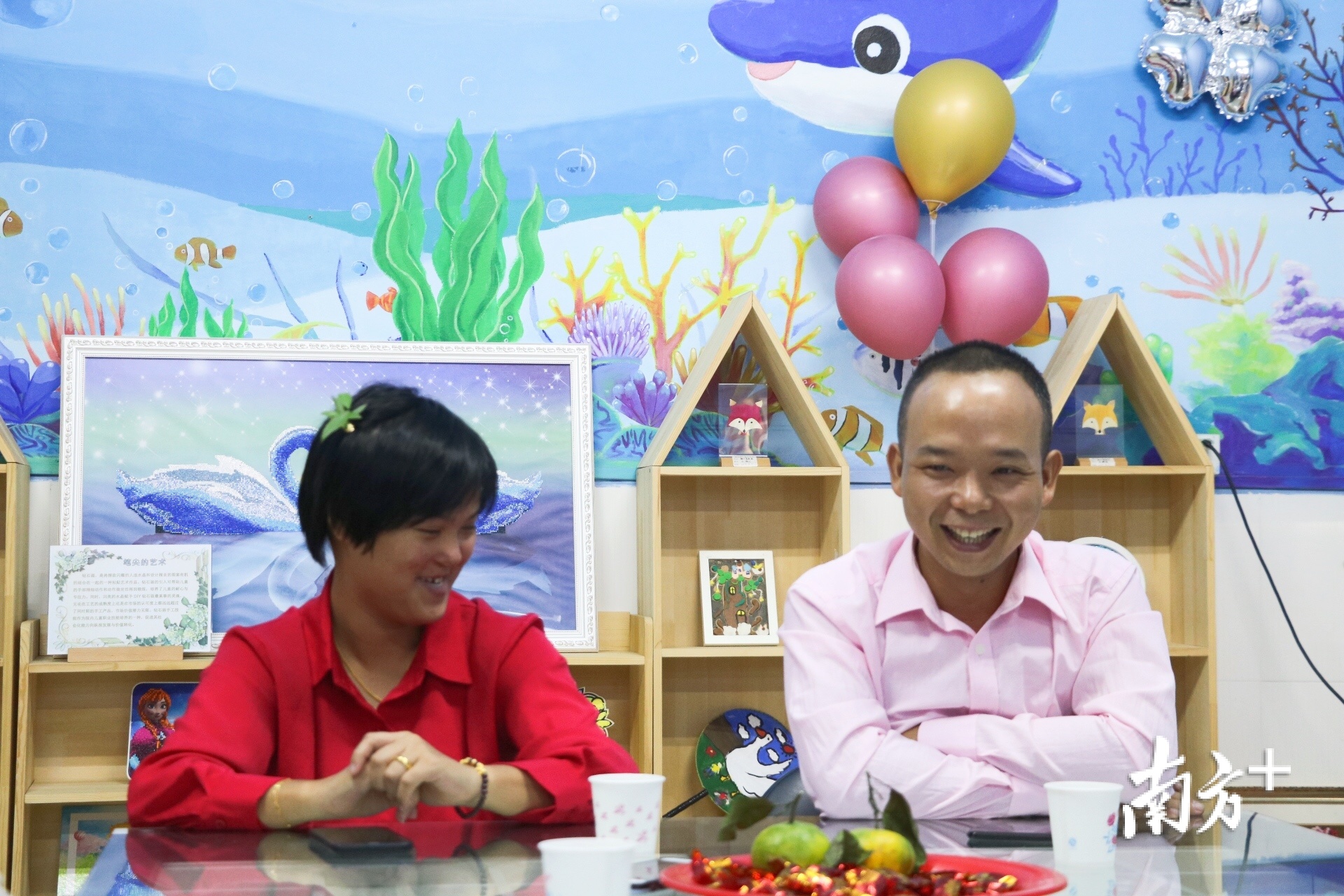 谈起对方,李露南与郑和钿都难掩笑容。 许钰敏 摄 谈起对方,李露南与郑和钿都难掩笑容。 许钰敏 摄