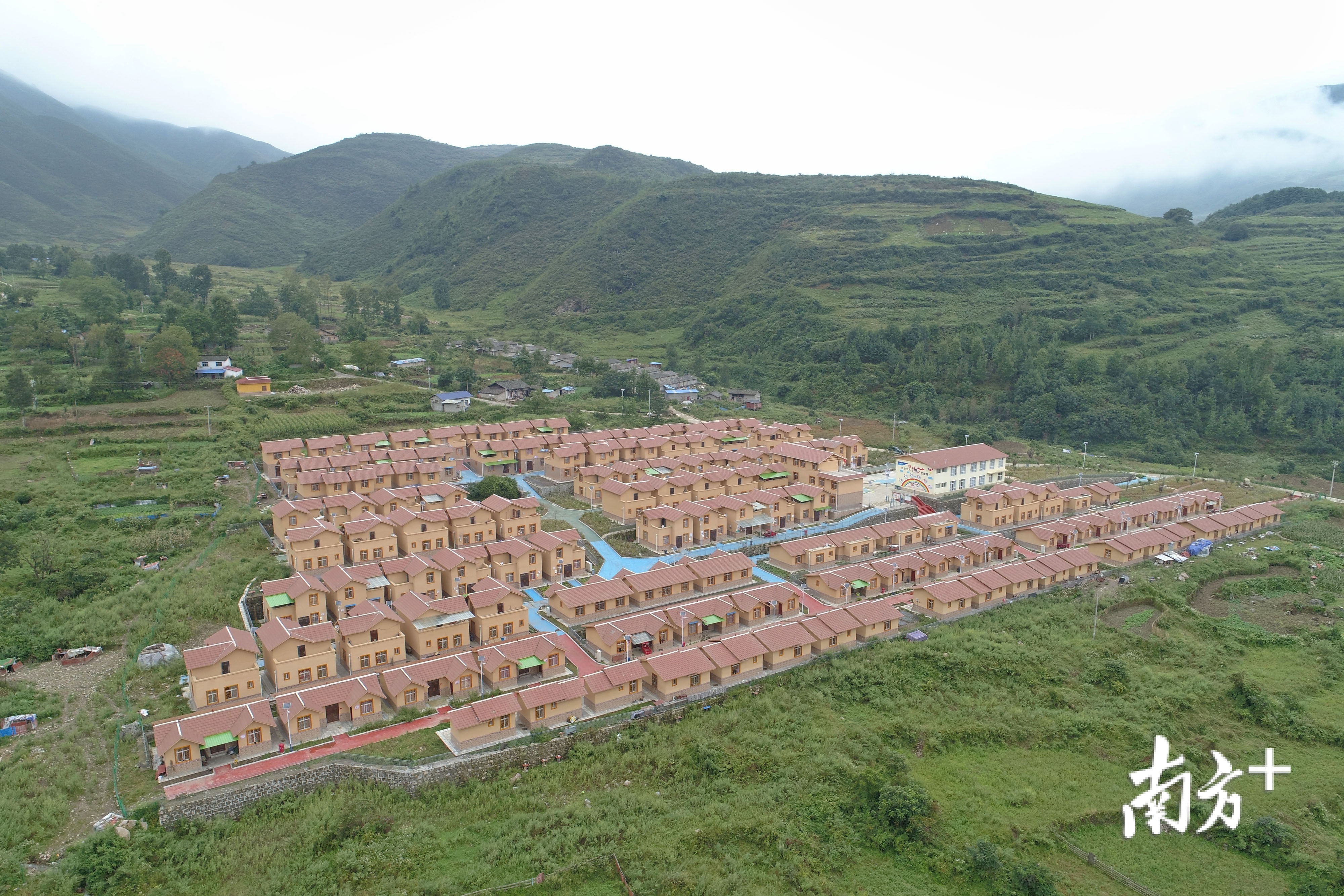 崭新亮丽的清水新村。南方日报记者 戴嘉信 摄 崭新亮丽的清水新村。南方日报记者 戴嘉信 摄