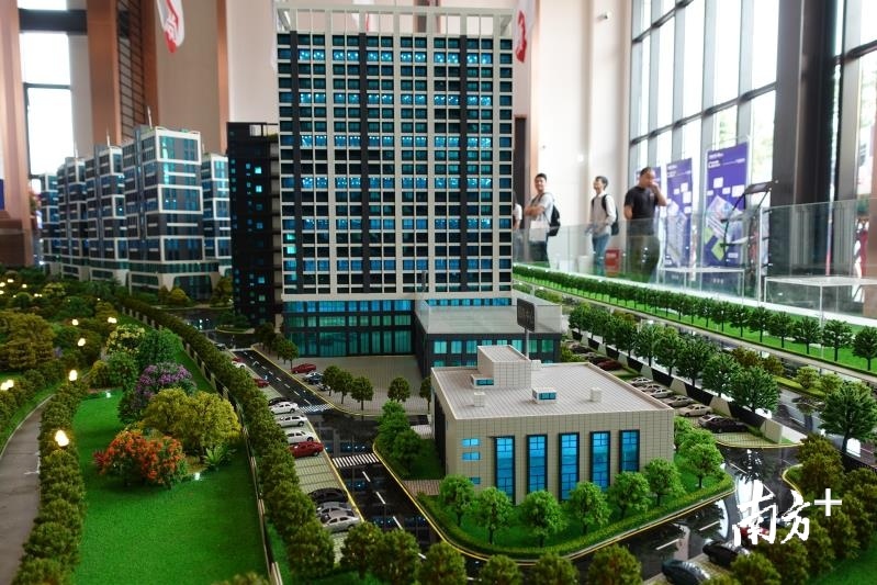 天粤科技园位于佛高区核心万亩创新平台内，项目总投资约15亿元，规划占地135亩，总建筑面积约40万平方米。林洛峰 摄