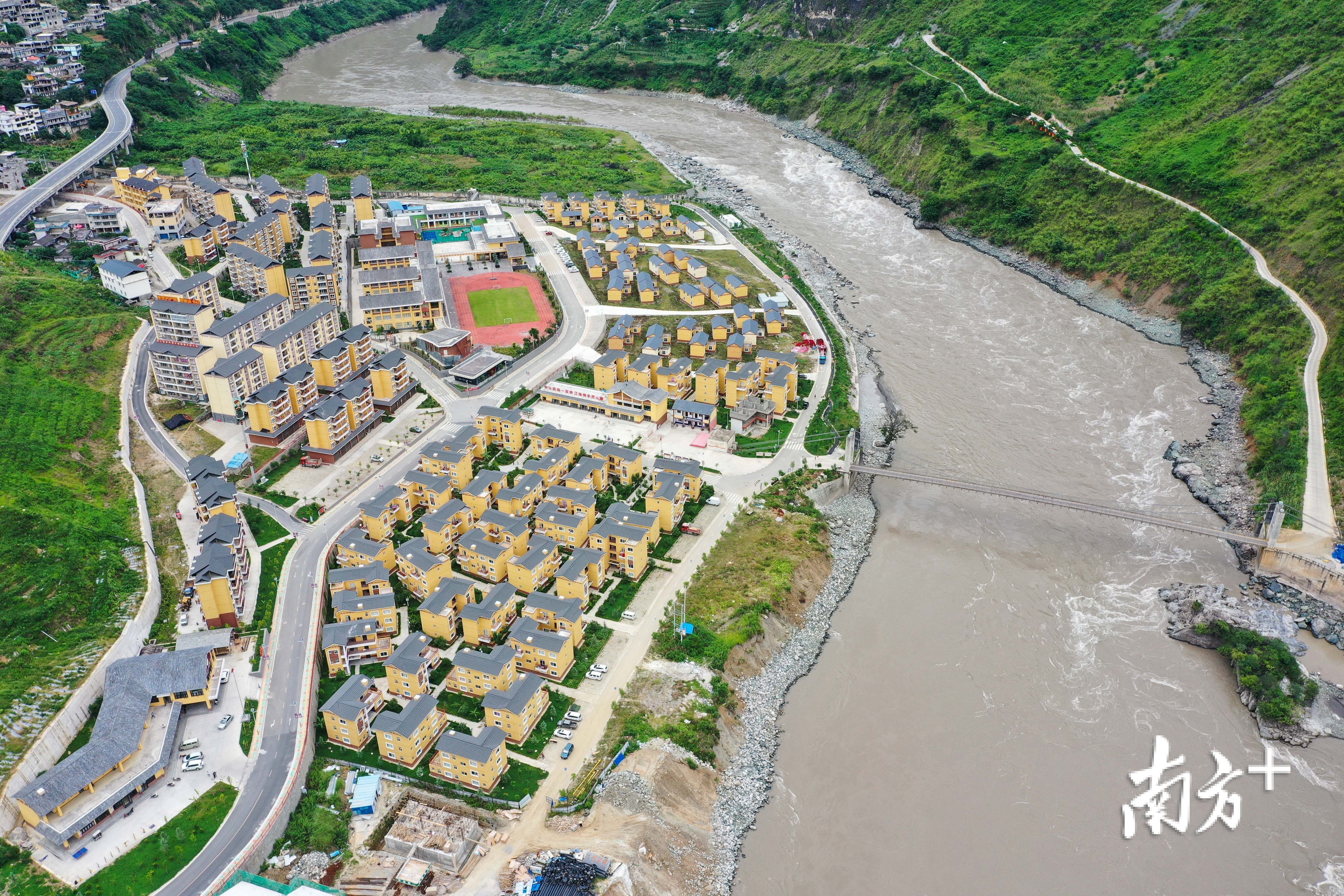 目前,珠海香洲区已完成6个易地扶贫搬迁安置点结对帮扶工作。图为大兴地镇维拉坝珠海社区。 钱文攀 摄 目前,珠海香洲区已完成6个易地扶贫搬迁安置点结对帮扶工作。图为大兴地镇维拉坝珠海社区。 钱文攀 摄