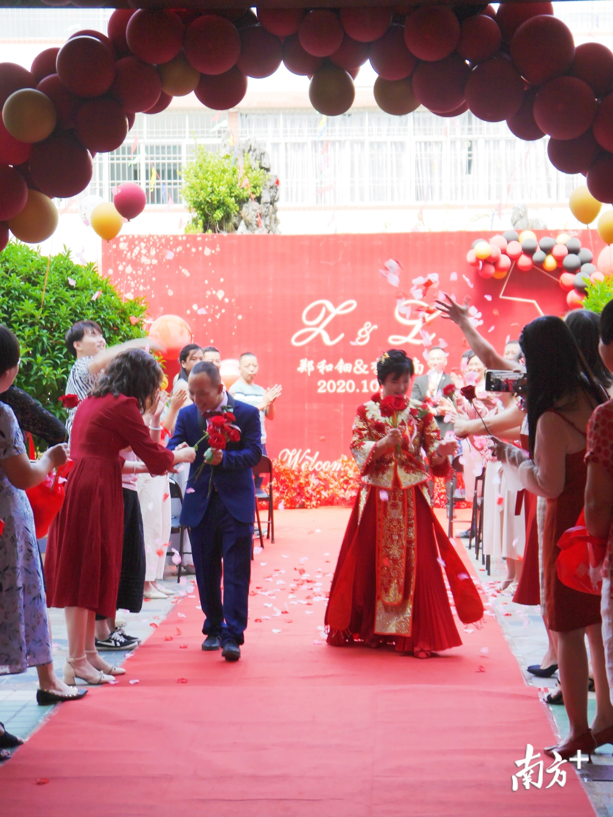送亲当天,李露南与先生走上红毯,接受来自各方的祝福。受访者供图 送亲当天,李露南与先生走上红毯,接受来自各方的祝福。受访者供图