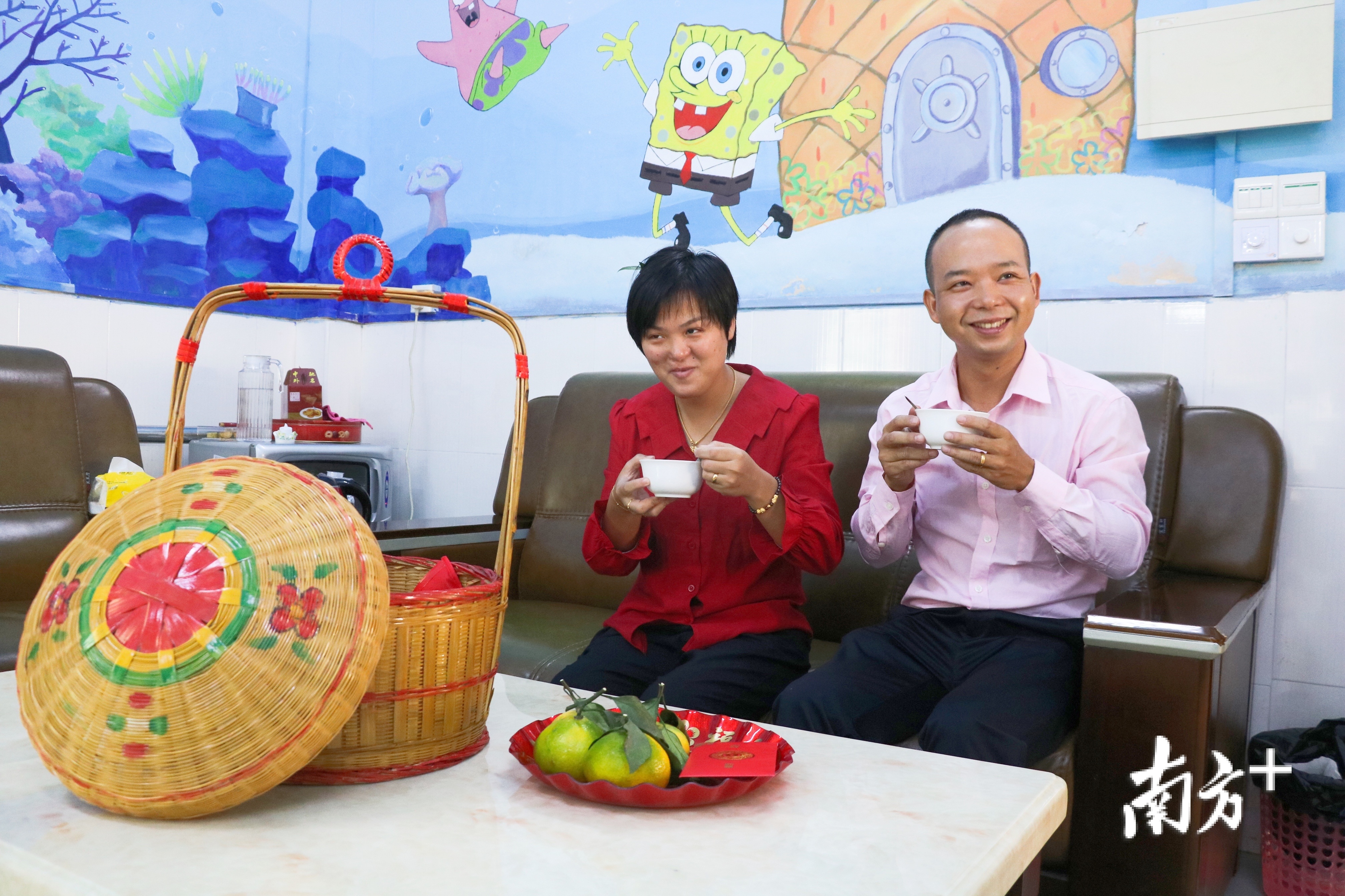 回门当天,李露南与先生一同喝甜汤。 许钰敏 摄 回门当天,李露南与先生一同喝甜汤。 许钰敏 摄