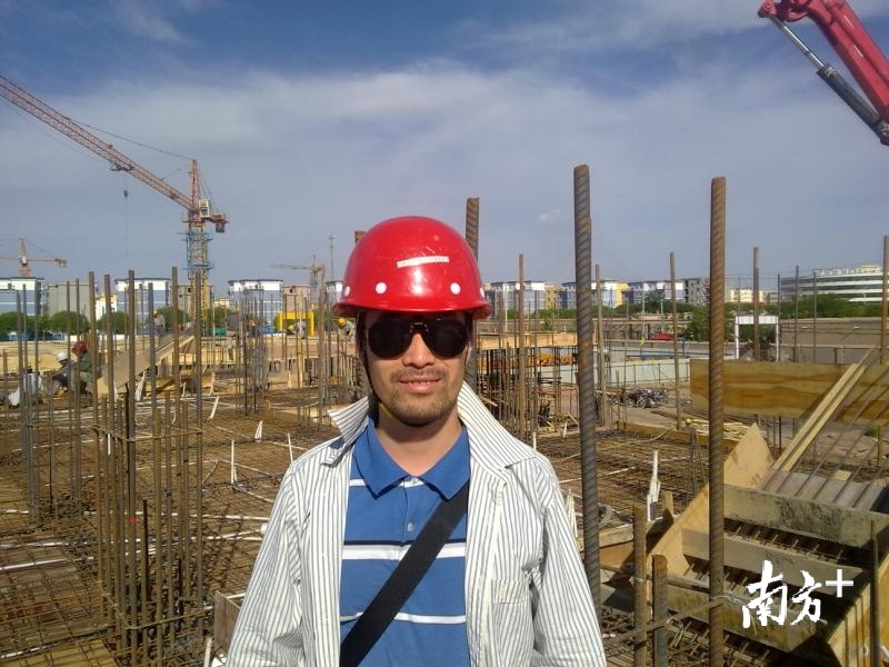 李兆宁经常下工地检查、督促建筑工程建设的每一个环节，保质保量完成每个工程项目。