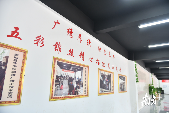 美姑县第一刺绣艺术工作坊。南方日报记者 戴嘉信 摄 美姑县第一刺绣艺术工作坊。南方日报记者 戴嘉信 摄