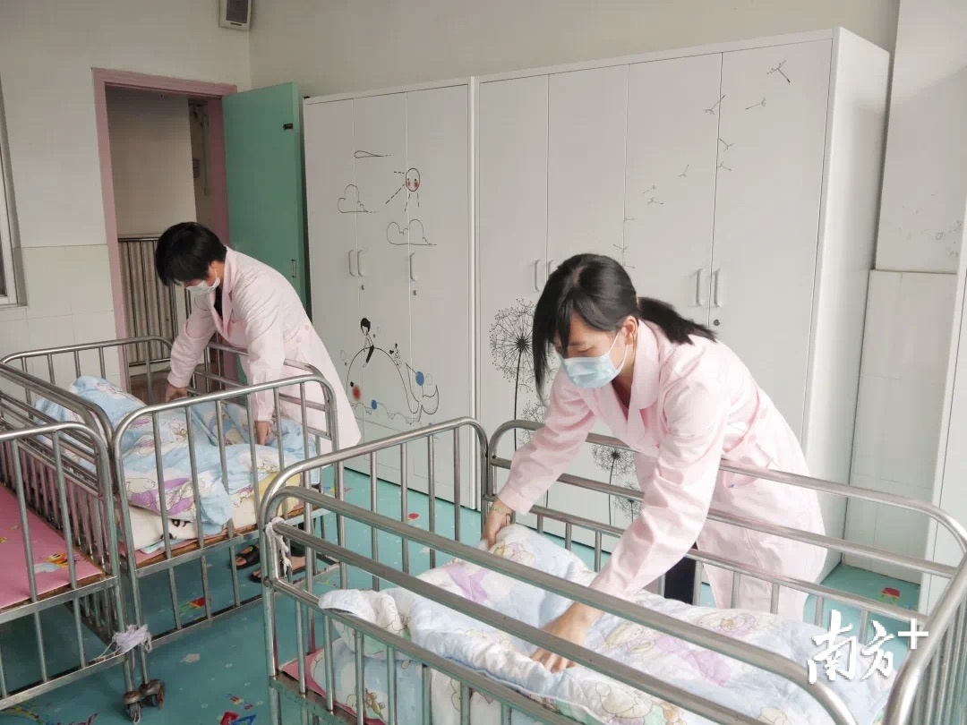 疫情期间,李露南(左)与李露新坚守在潮州市儿童福利院护理工作的一线。受访者供图 疫情期间,李露南(左)与李露新坚守在潮州市儿童福利院护理工作的一线。受访者供图