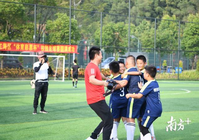 江海区|银泉小学夺得江海区校园足球赛小学男女组“双冠王”