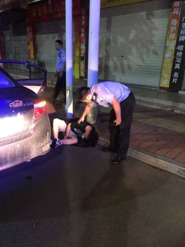 民警|莫贪杯！河源一男子宿醉街头，今年已接到近600起醉酒求助警情