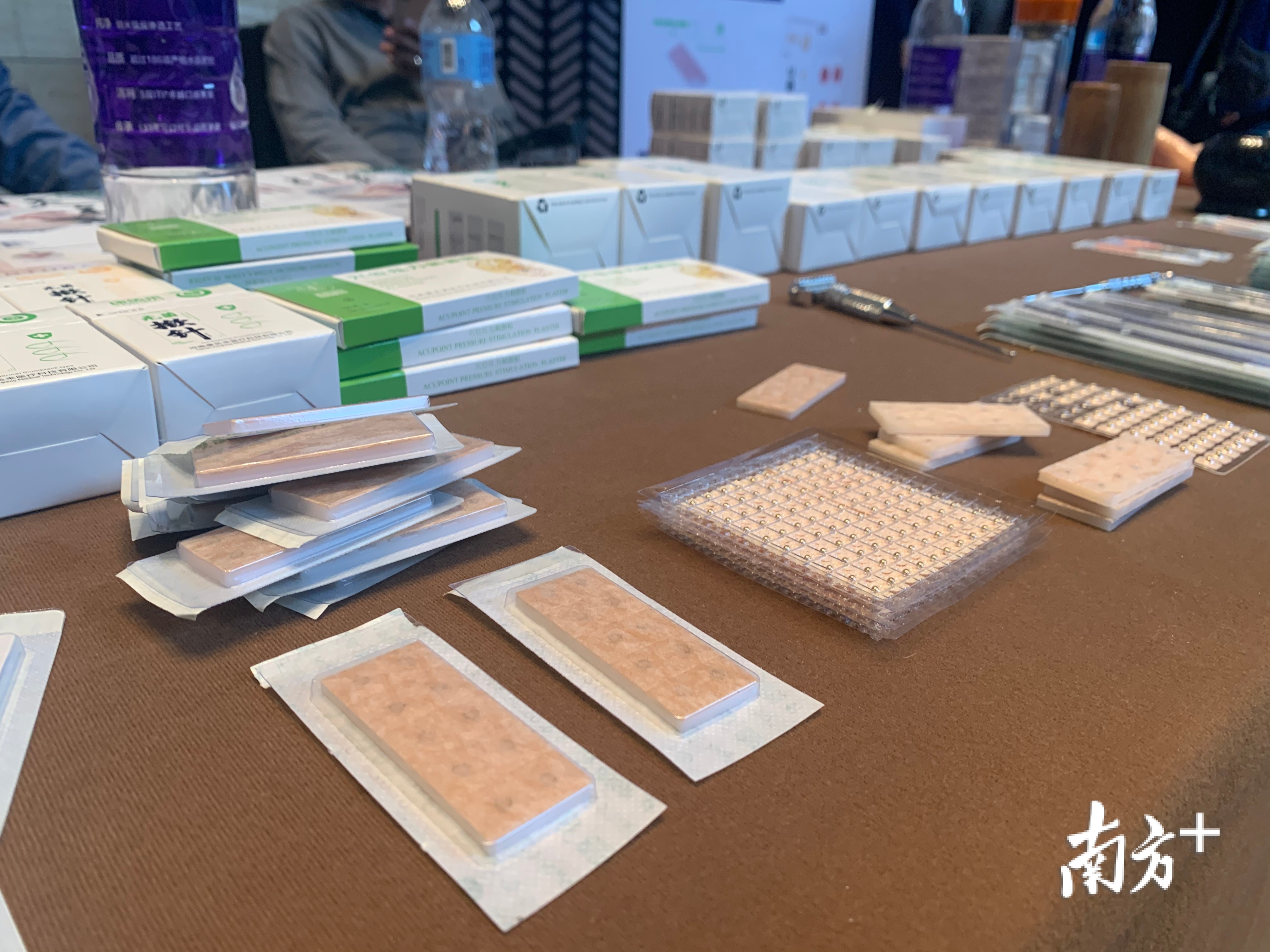 活动现场,诸多参展企业带来耳穴诊疗设备。王蓓蓓 摄 活动现场,诸多参展企业带来耳穴诊疗设备。王蓓蓓 摄