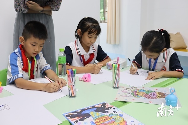 每次“430课堂”共有两节，一节为室内课，主要开展朗诵、绘画、剪纸、唱歌等课程