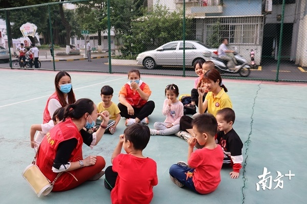  室外课主要开展篮球、乒乓球、毽球等运动课程。