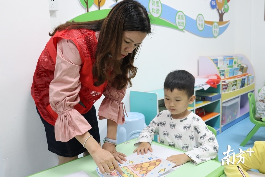 鼎湖桂城街道桂花邨小区的邻里共建之家挤满了学生，桂城中心小学的教师苏美丹正耐心地教大家画漫画。通讯员供图。