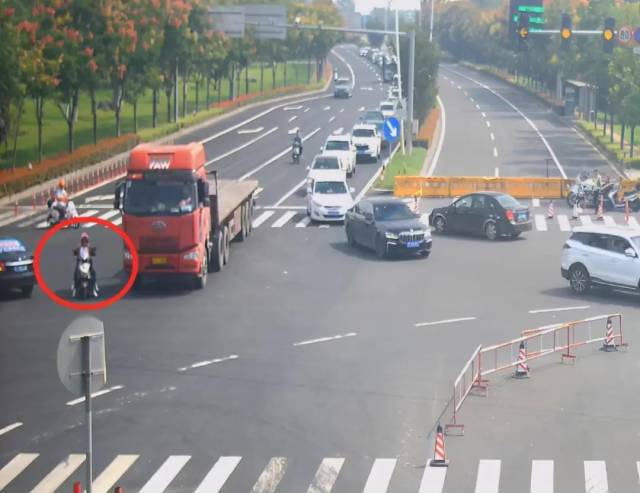 货车|险！多亏交警紧急吹哨，否则这对母女……