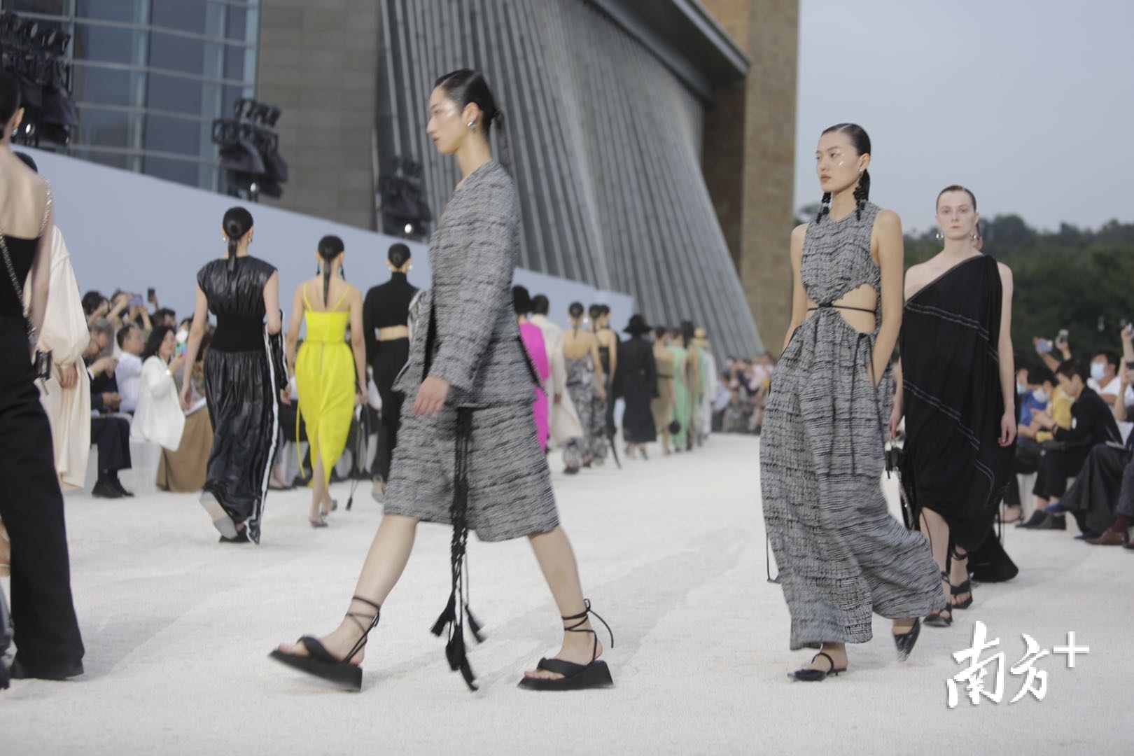 2021深圳时装周全新启幕！
