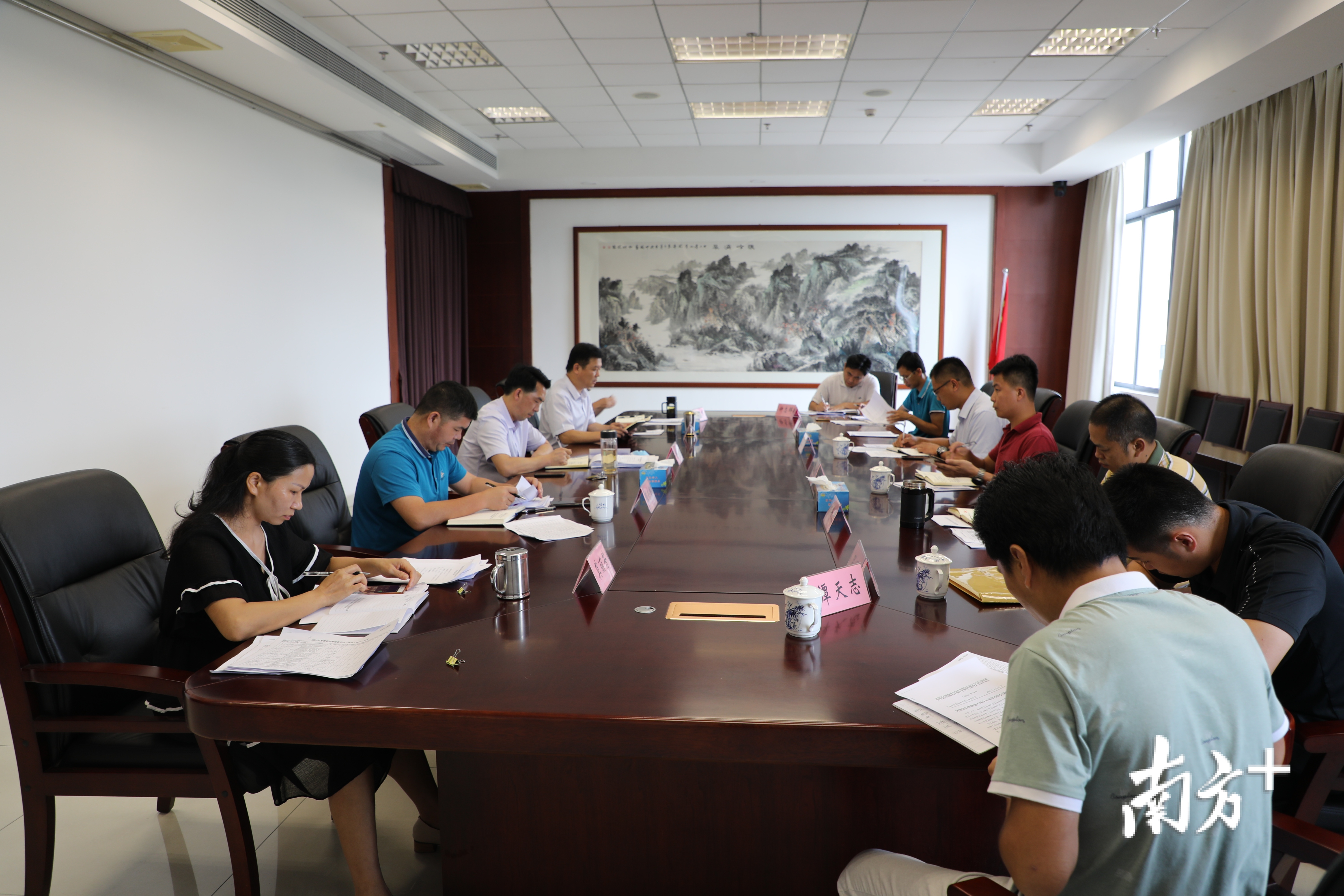 怀集县委常委、纪委书记、监察委主任谢海峰听取案件进展情况汇报。