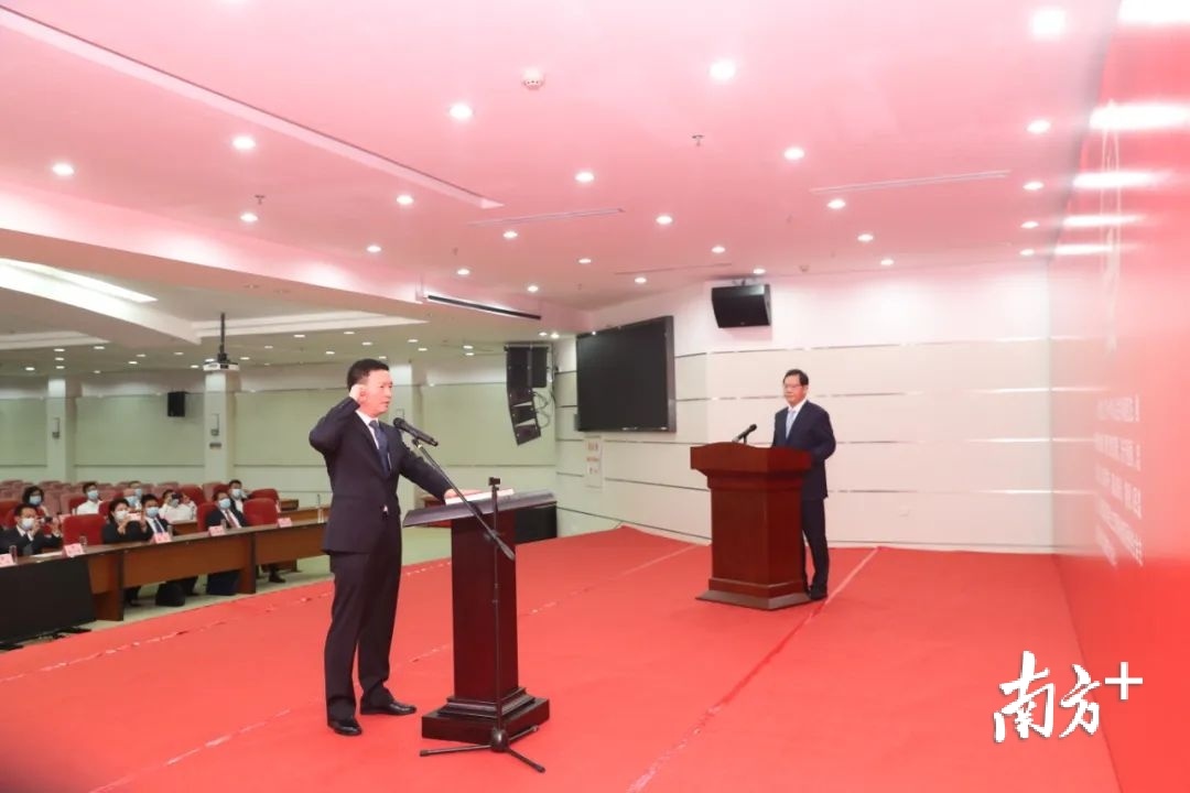 新当选的湛江市人民政府市长曾进泽向宪法宣誓。