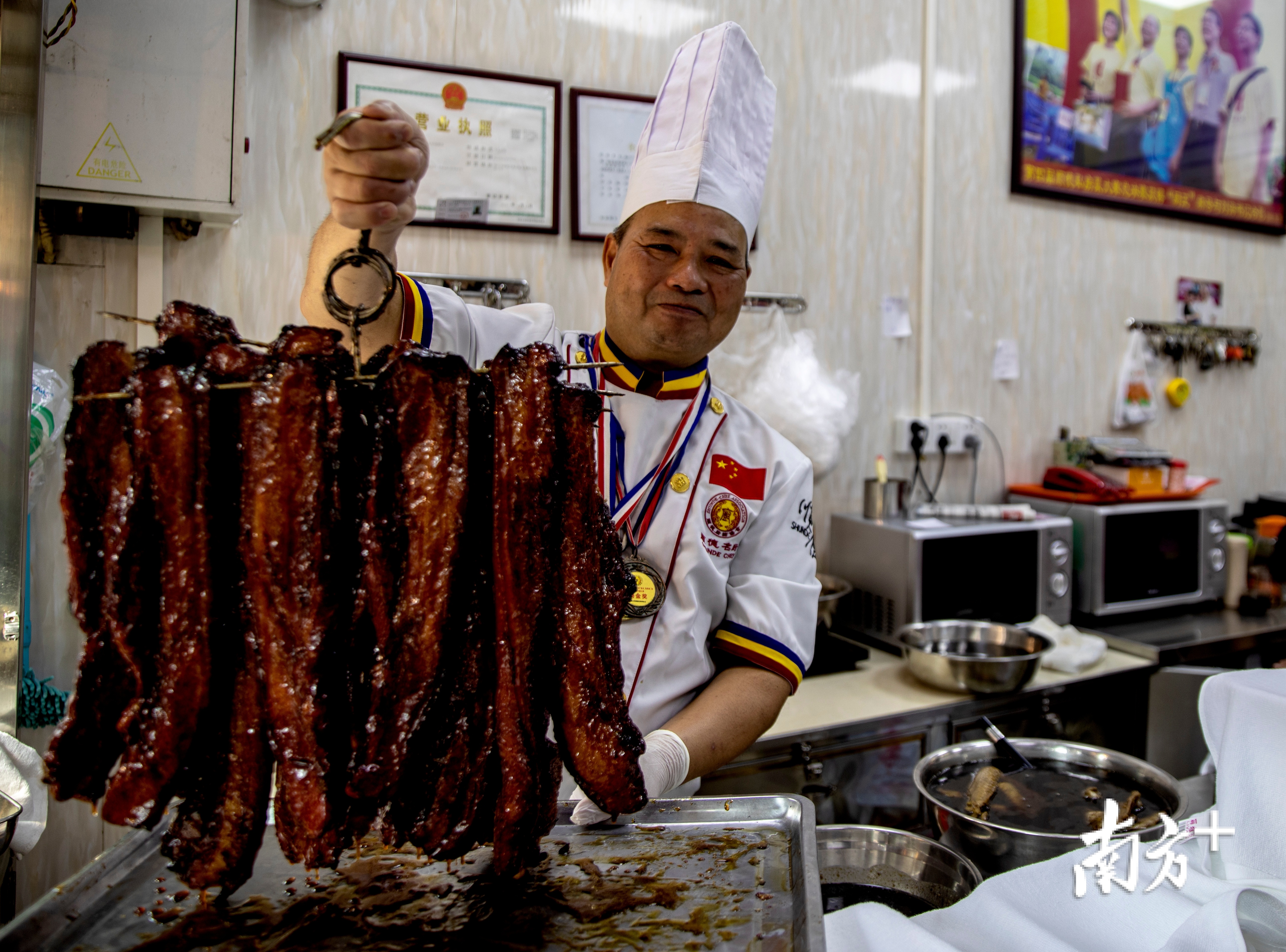 曾登上《寻味顺德》的大头华烧鹅。