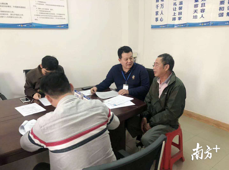 祥叔到驻梅塘派出所调解室指导工作。部门供图