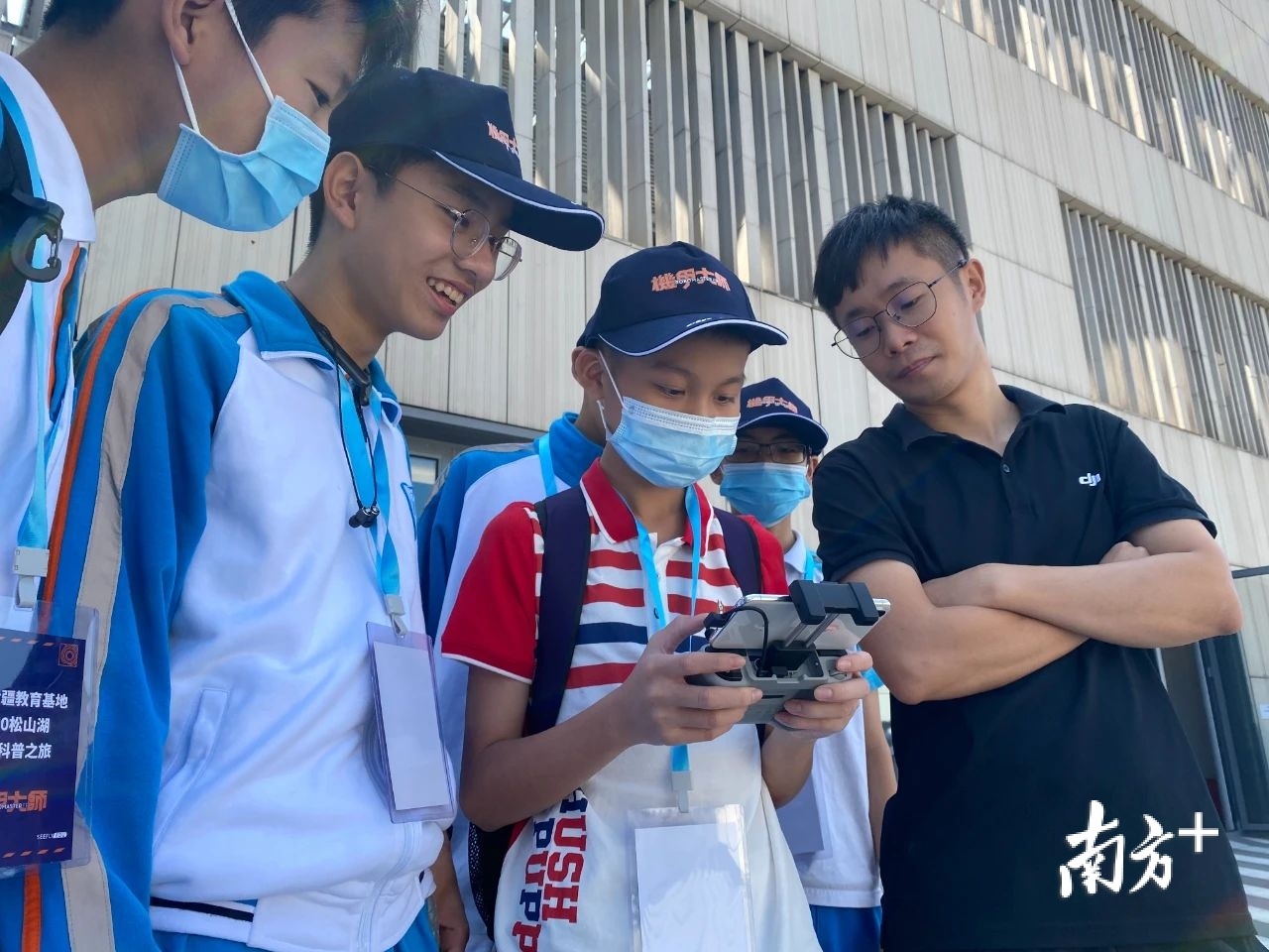 操控无人机拍摄