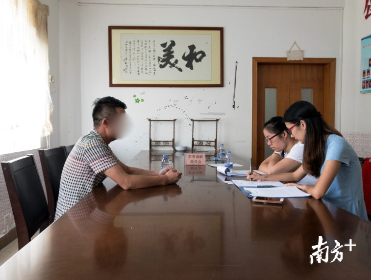 家事调委会调解约谈现场。部门供图