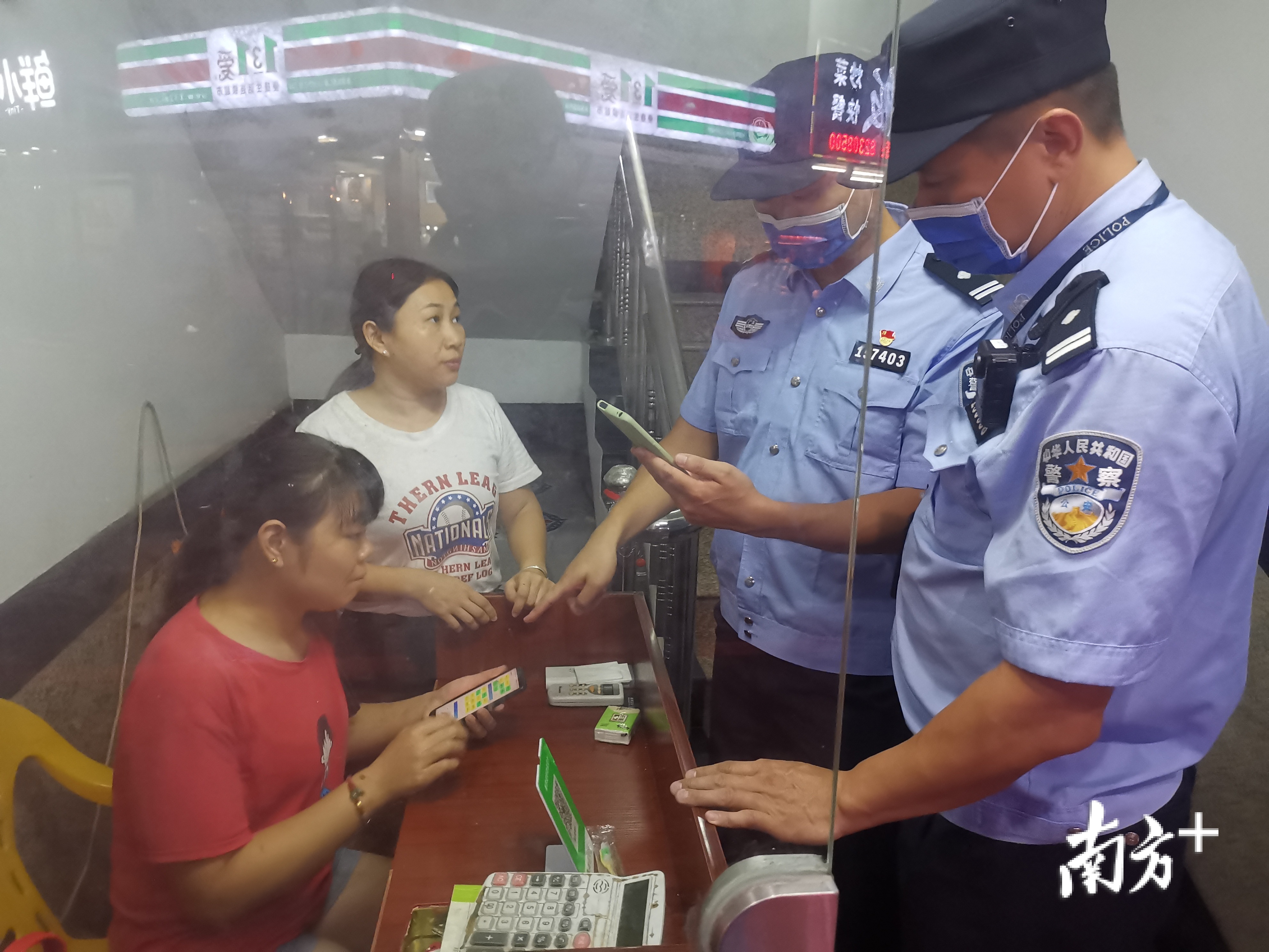 社区警员检查辖区出租屋、商住楼“莞e申报”申报情况。 社区警员检查辖区出租屋、商住楼“莞e申报”申报情况。