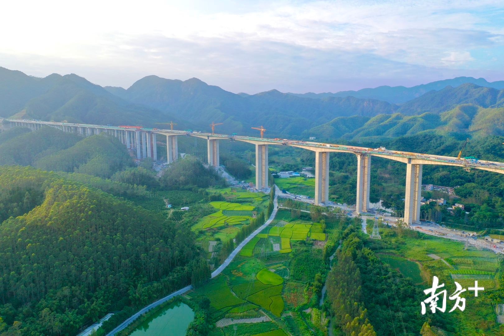 网红桥抢先看开春高速恩平段红旗特大桥合龙