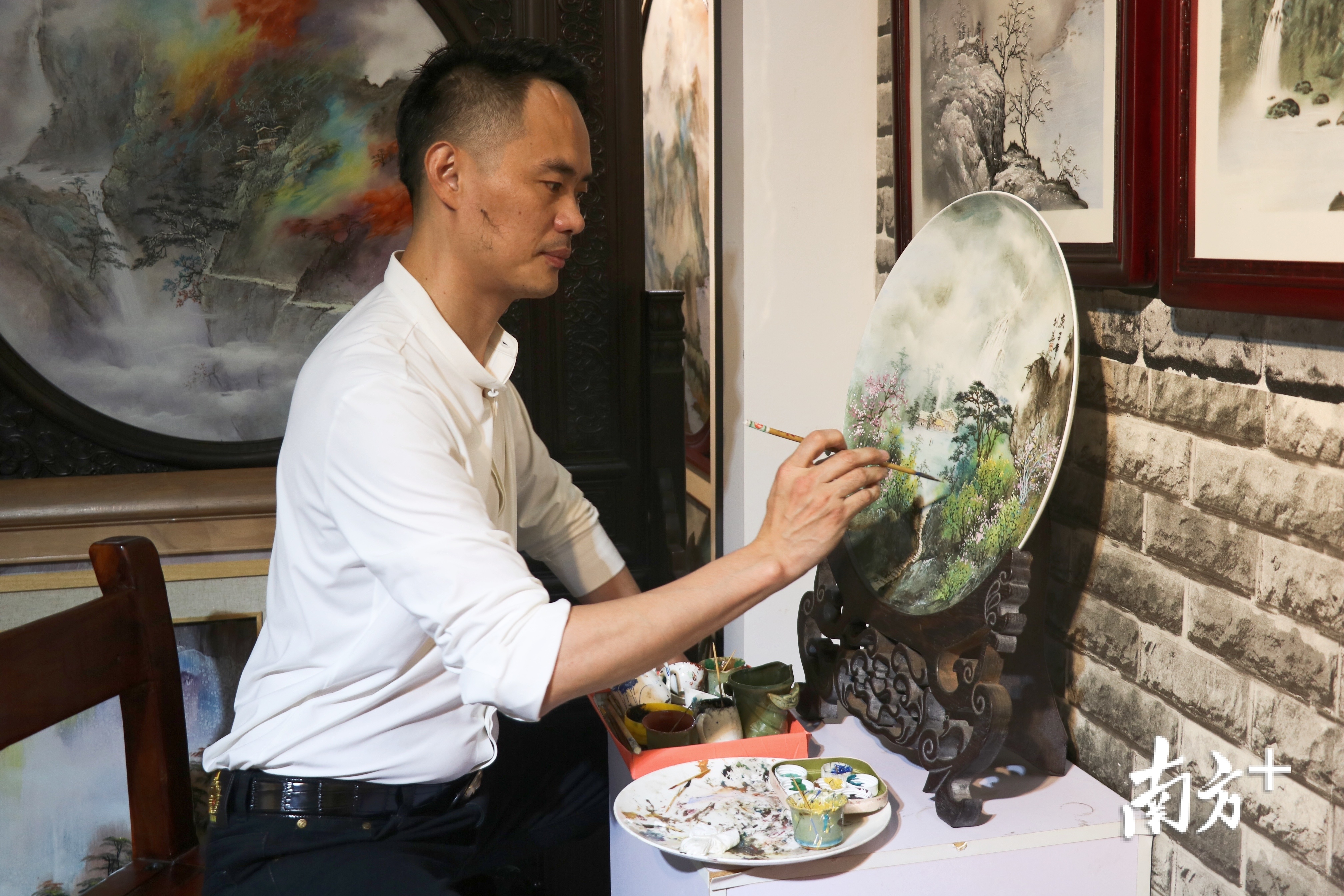 李剑华正在进行瓷画绘制。许钰敏 摄