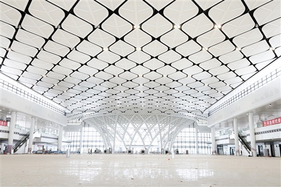 江门站巧妙融入“生命之树”、碉楼等元素。 毕松杰 摄 江门站巧妙融入“生命之树”、碉楼等元素。 毕松杰 摄