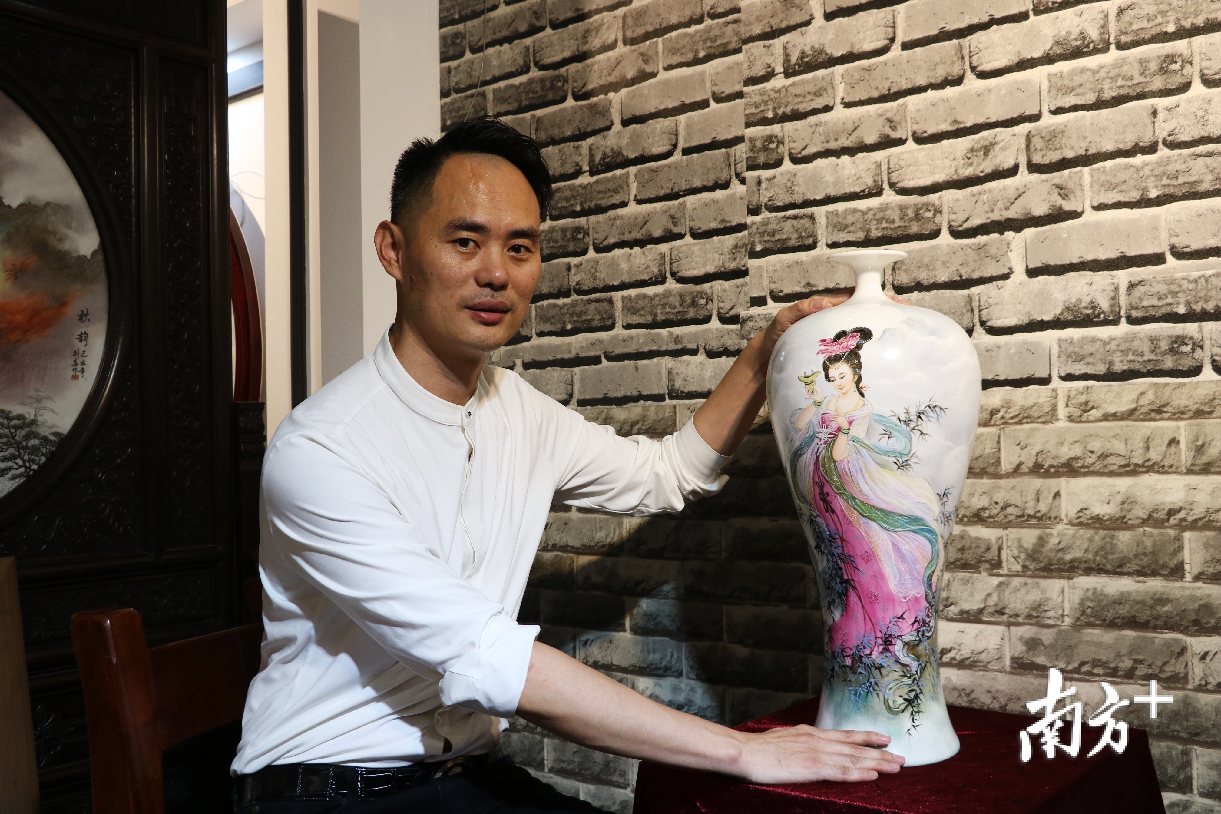 李剑华与他的作品。许钰敏 摄